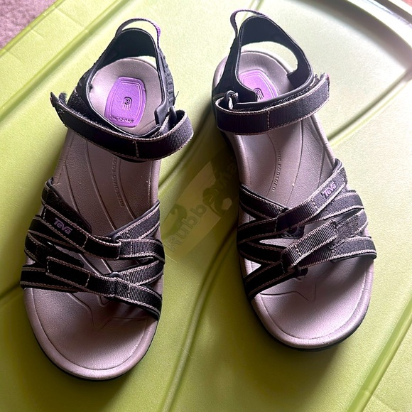 Teva Tirra black and purple
Size 8 1/2 - Picture 1 of 7